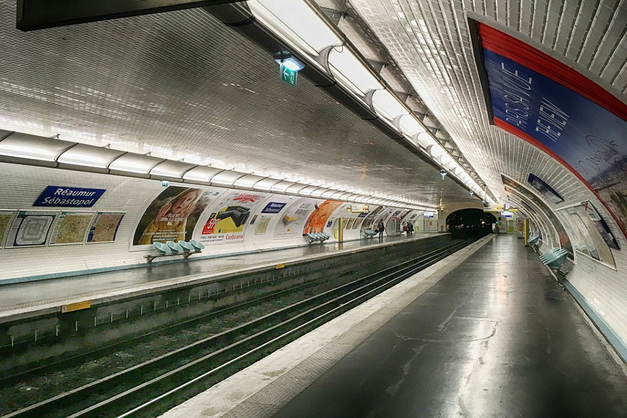 https://rapportsdeforce.fr/wp-content/uploads/2022/02/paris-metro-vide.jpg