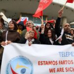 Centres d’appel : de la Grèce à la France, les téléconseillers précaires en grève