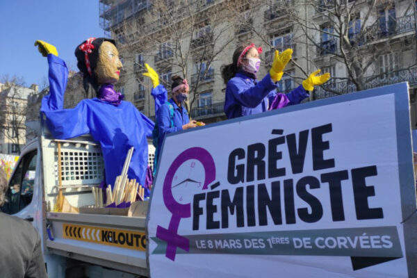 Camion d'une manifestation du 8 mars avec une banderole siglée grève féministe