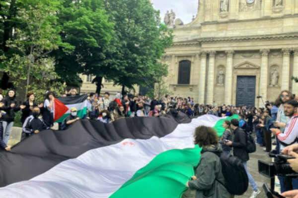 Des étudiants déploient les couleurs palestinienne devant la Sorbonne, avril 2024