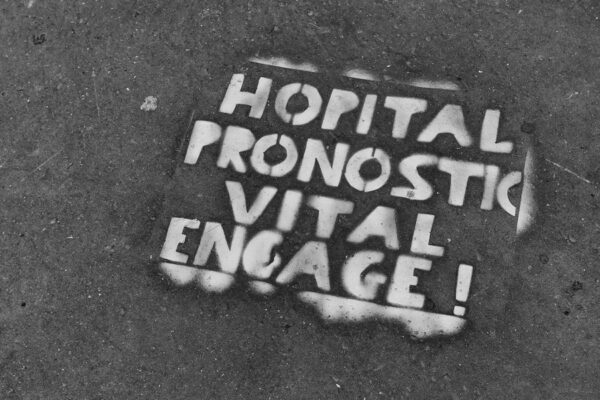 Hôpitaux Pochoir sur le sol "Hôpital, pronostic vital engagé".