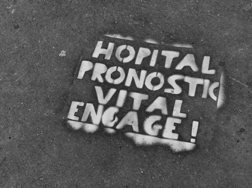 Hôpitaux Pochoir sur le sol "Hôpital, pronostic vital engagé".