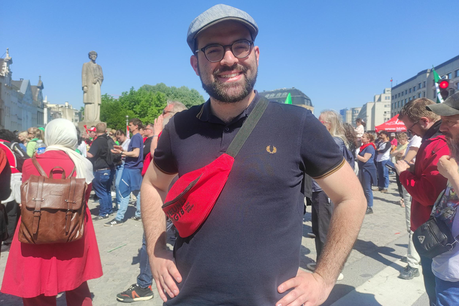 Photo 1 : Orville Pletschette, syndicaliste FGBT, au sein de la manifestation bruxelloise du 29 avril.
