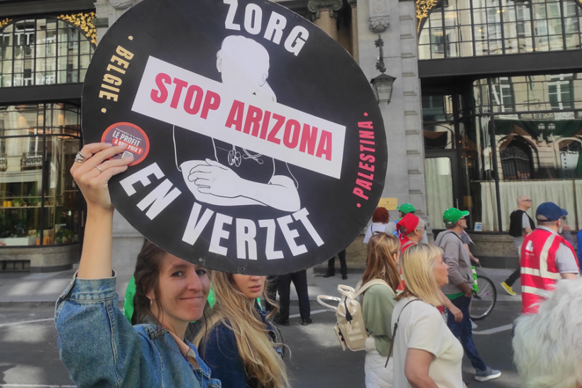 Les pancartes "Stop Arizona", du nom de la coalition gouvernementale, florissent dans la manifestation.